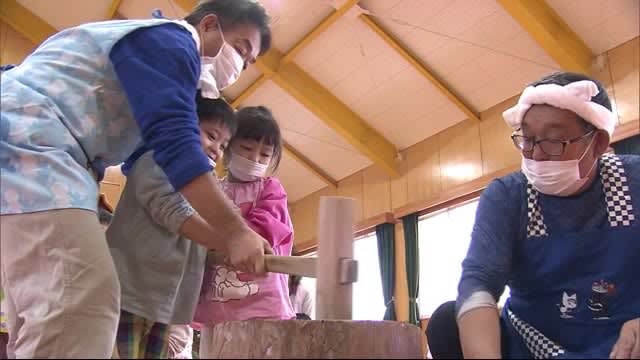 元気いっぱい園児が餅つき　秋田・潟上市