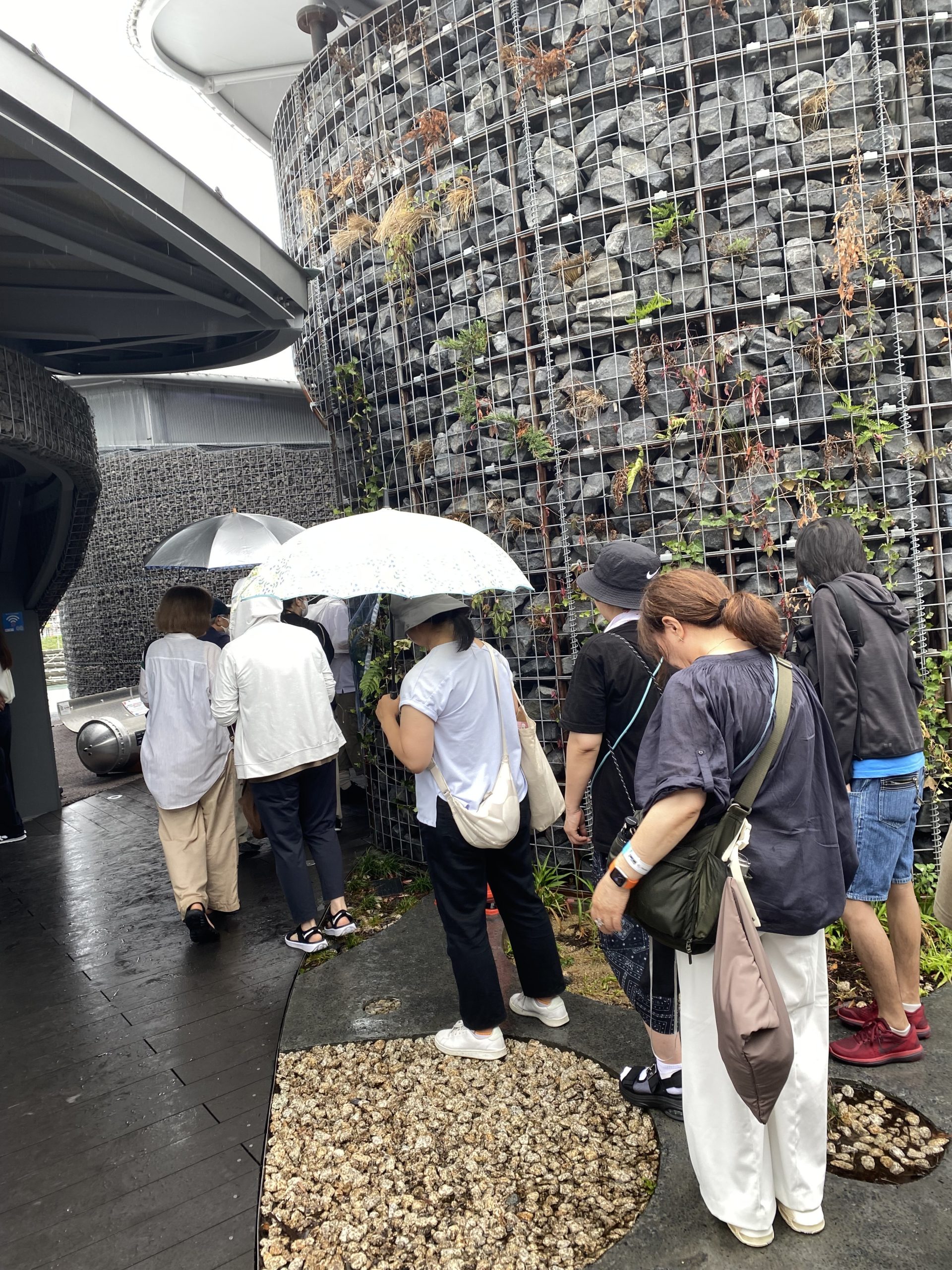 雨にも関わらずできた行列